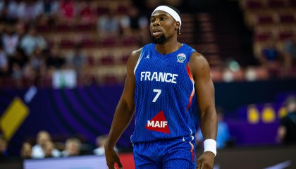 稳定发挥！亚布塞莱5中2&amp;amp;三分3中1拿到6分7篮板2助攻2抢断